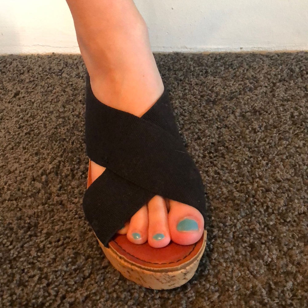 Black wedges